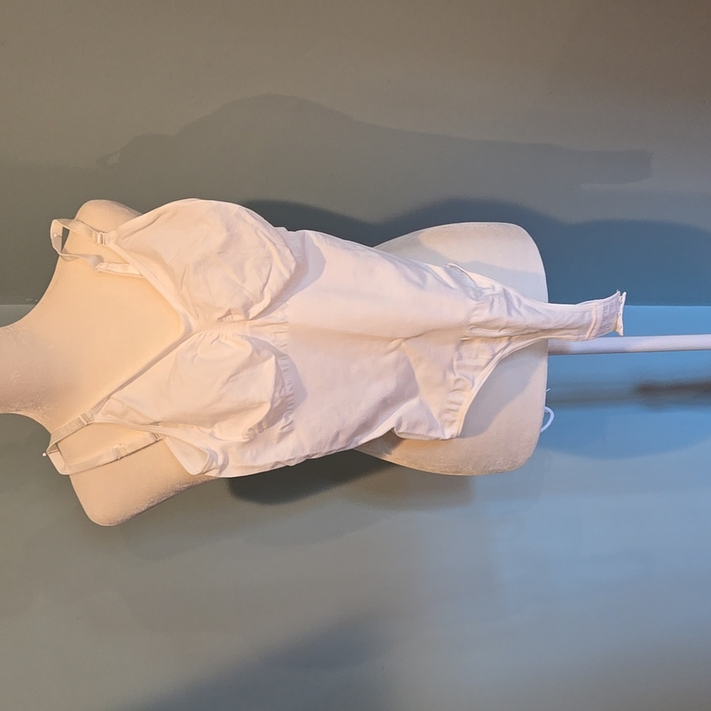 Luxmery Shaping Bodysuit in White. Size M/L. NEVER WORN. New Without Tags.